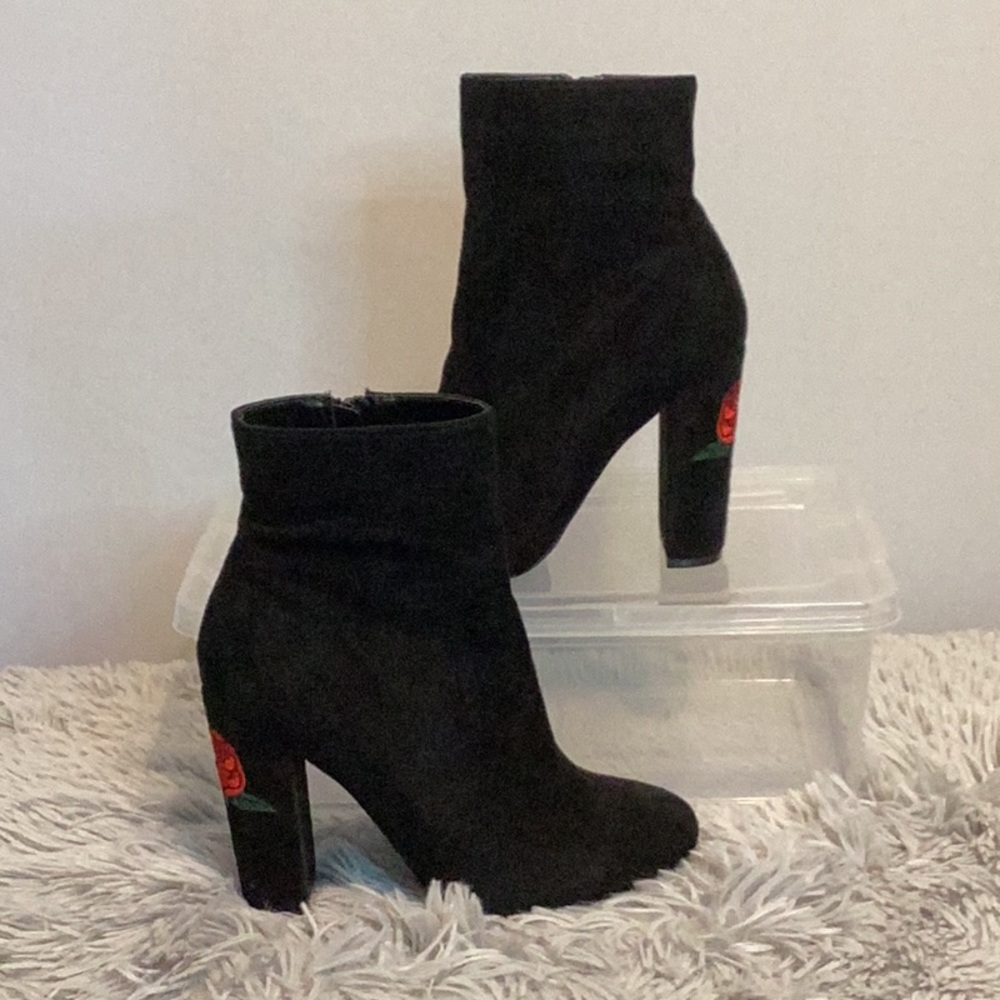 Sirens faux suede embroidered ankle boot size 7